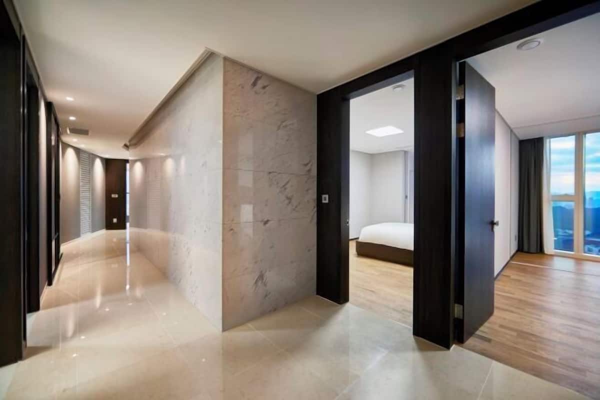 2 quartos, cofres nos quartos, cortinas blackout, quartos à prova de som