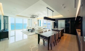 En 55-tommers LED-TV med kabel-kanaler samt TV og oppvarmet gulv