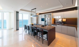 Lemari es, microwave, oven, dan mesin pencuci piring