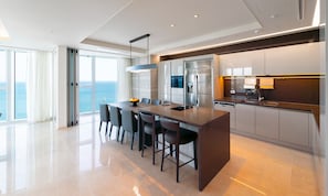 Kjøleskap, mikrobølgeovn, ovn og oppvaskmaskin