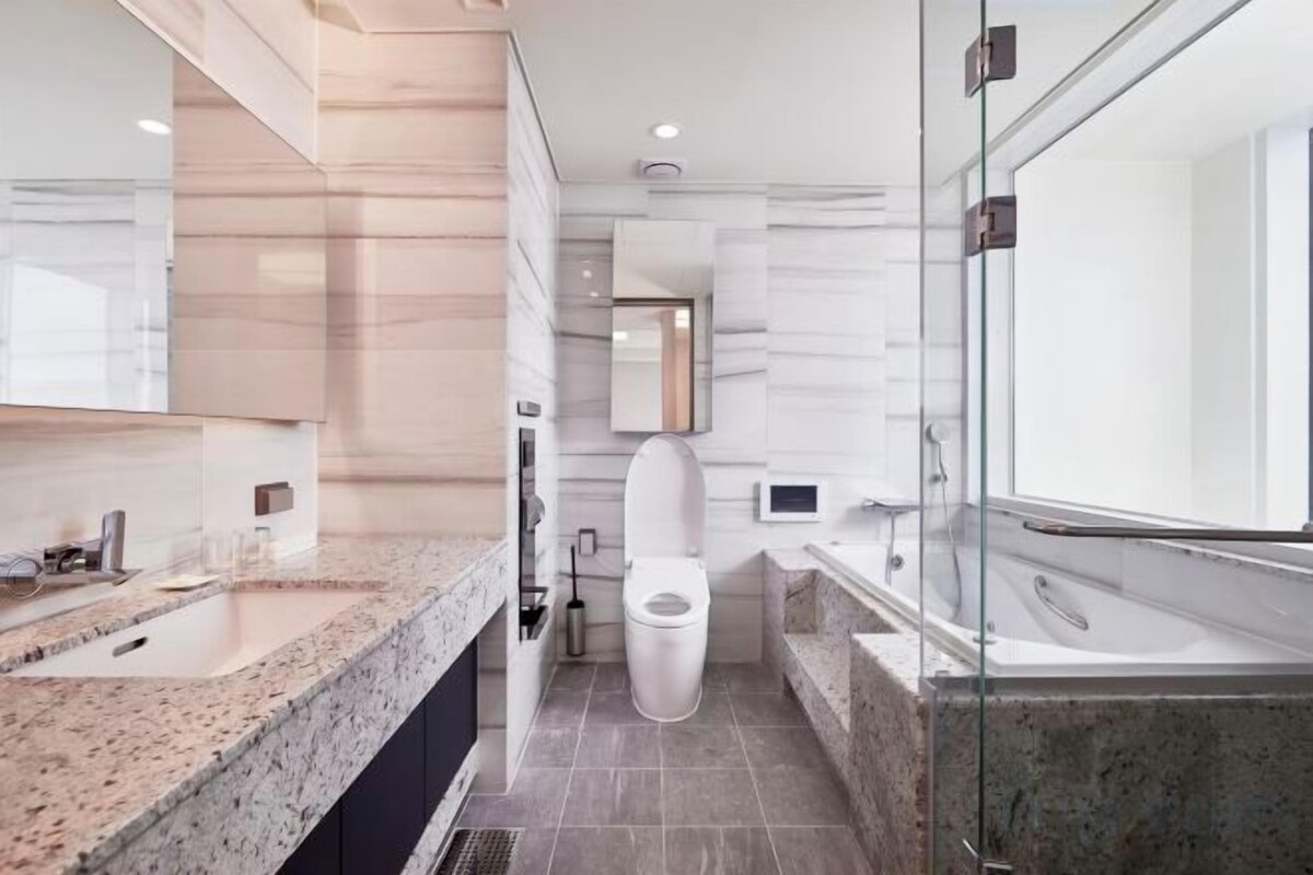 Badkamer | Gratis toiletartikelen, een haardroger, pantoffels, een bidet