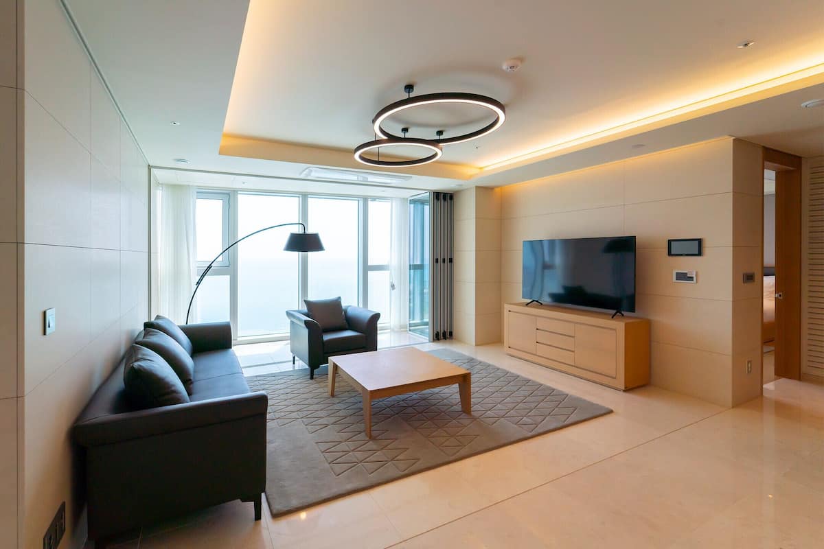 Televisión LED de 55 pulgadas con canales por cable, una televisión
