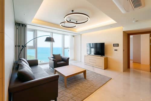55-inch LED TV with cable channels, TV, heated floors