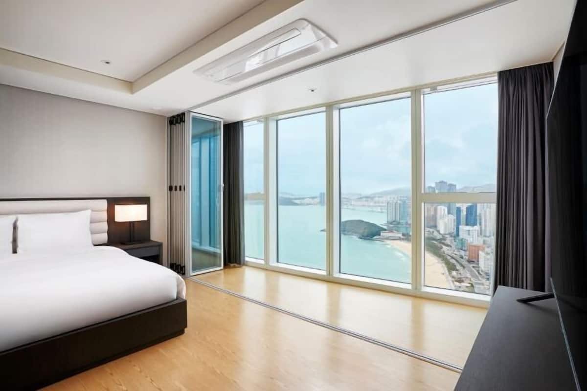 2 quartos, cofres nos quartos, cortinas blackout, quartos à prova de som