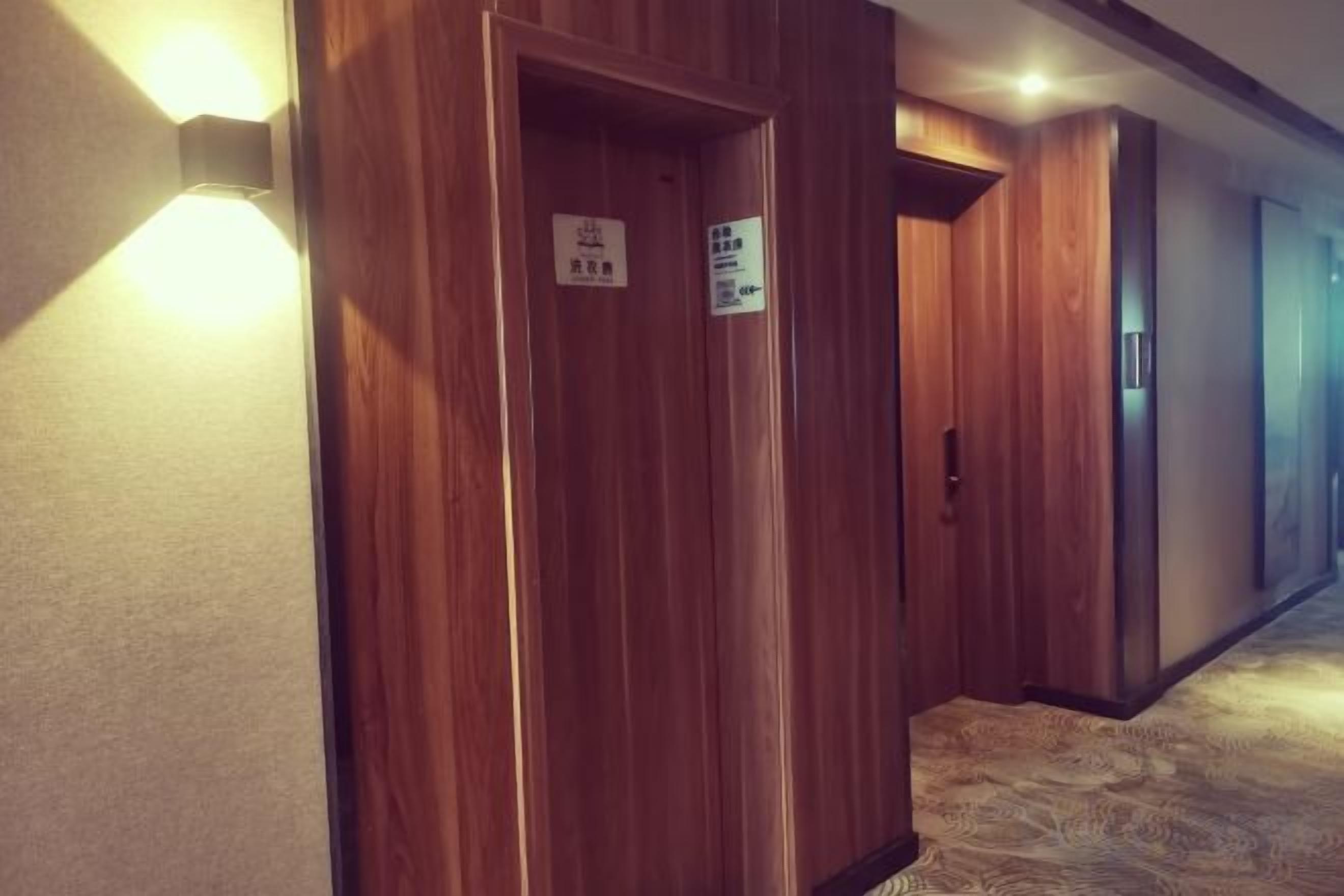Un pasillo con puertas de madera y suelo alfombrado.