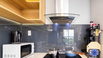 Réfrigérateur, micro-ondes, bouilloire électrique