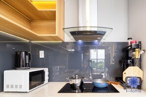 Kühlschrank, Mikrowelle, Wasserkocher, Kochgeschirr/Geschirr/Besteck