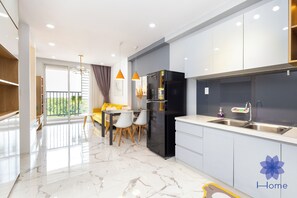 Kühlschrank, Mikrowelle, Wasserkocher, Kochgeschirr/Geschirr/Besteck