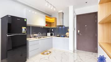 Fridge, microwave, electric kettle, cookware/dishes/utensils