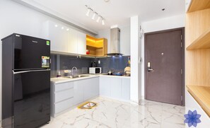 Kühlschrank, Mikrowelle, Wasserkocher, Kochgeschirr/Geschirr/Besteck