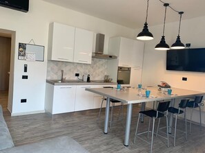 Jääkaappi, mikroaaltouuni, uuni, liesi