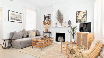 TV connectée, livres, vidéothèque