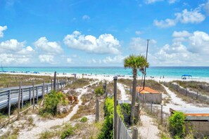 On the beach - BeachFRONT~HUGE DECK~Renovated~Fire Pit~Klaus House #4 (Panama City Beach)