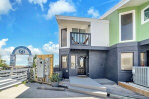 Exterior - BeachFRONT~HUGE DECK~Renovated~Fire Pit~Klaus House #4 (Panama City Beach)