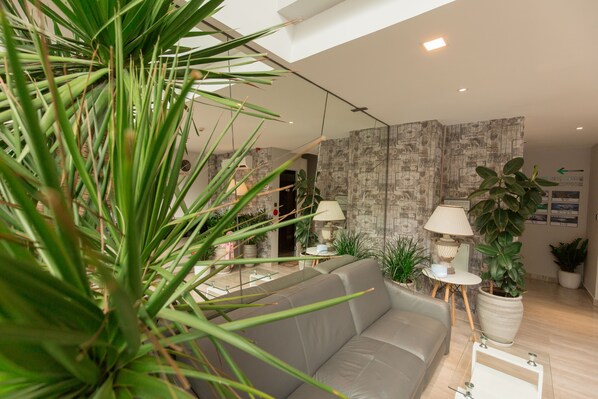 Lobby sitting area - Mari Hotel (Ho Chi Minh City)