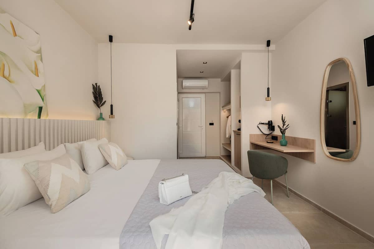 Superior Double or Twin Room | In-room safe, desk, laptop workspace, blackout drapes