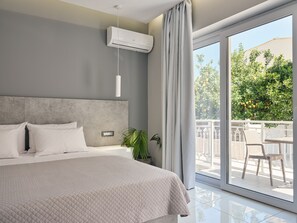 华丽双人房 | 客房内保险箱、办公桌、笔记本电脑工作区、遮光窗帘