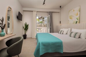 Superior-Doppel- oder -Zweibettzimmer | Zimmersafe, Schreibtisch, laptopgeeigneter Arbeitsplatz