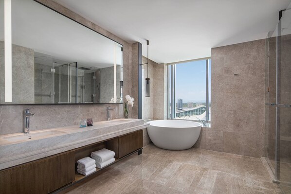A modern bathroom with a large mirror, a freestanding bathtub, and a glass-enclosed shower. - Courtyard by Marriott Chengdu South (Chengdu)