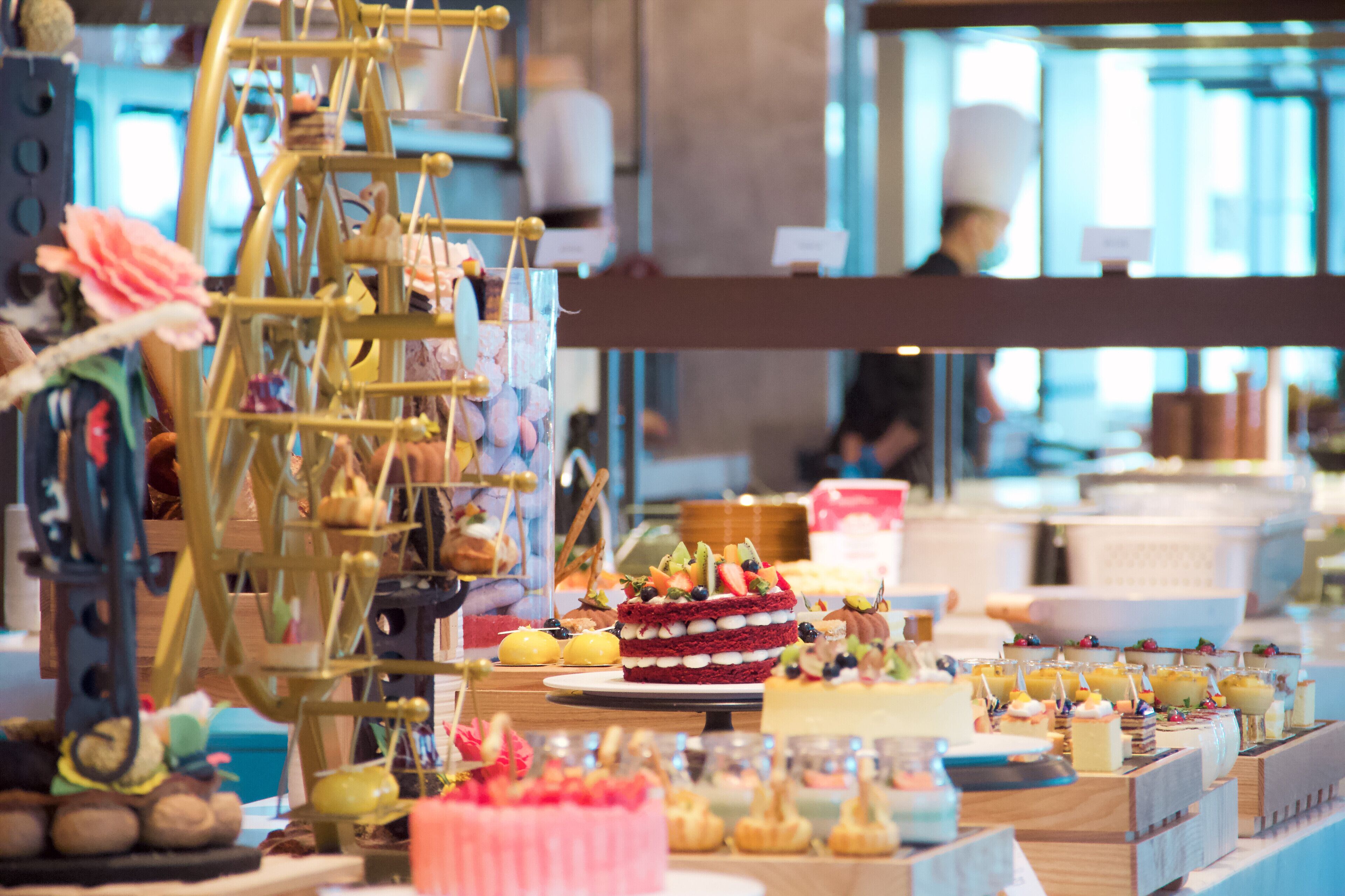 Daily buffet breakfast (CNY 68 per person)