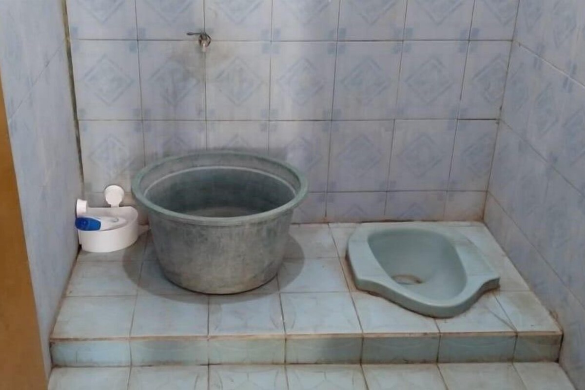 Ein kleines Badezimmer mit Toilette, Bidet und einem großen Waschbecken.