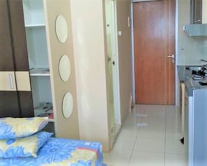 Studio | Bathroom | Shower, towels - Apartement Puncak Permai Tower A by Nur Faizah (Surabaya)