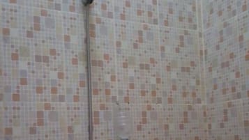 Chambre Standard | Salle de bain | Douche, serviettes fournies