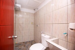 Shower, free toiletries, towels - The Aurora Inn Lembang (Lembang)