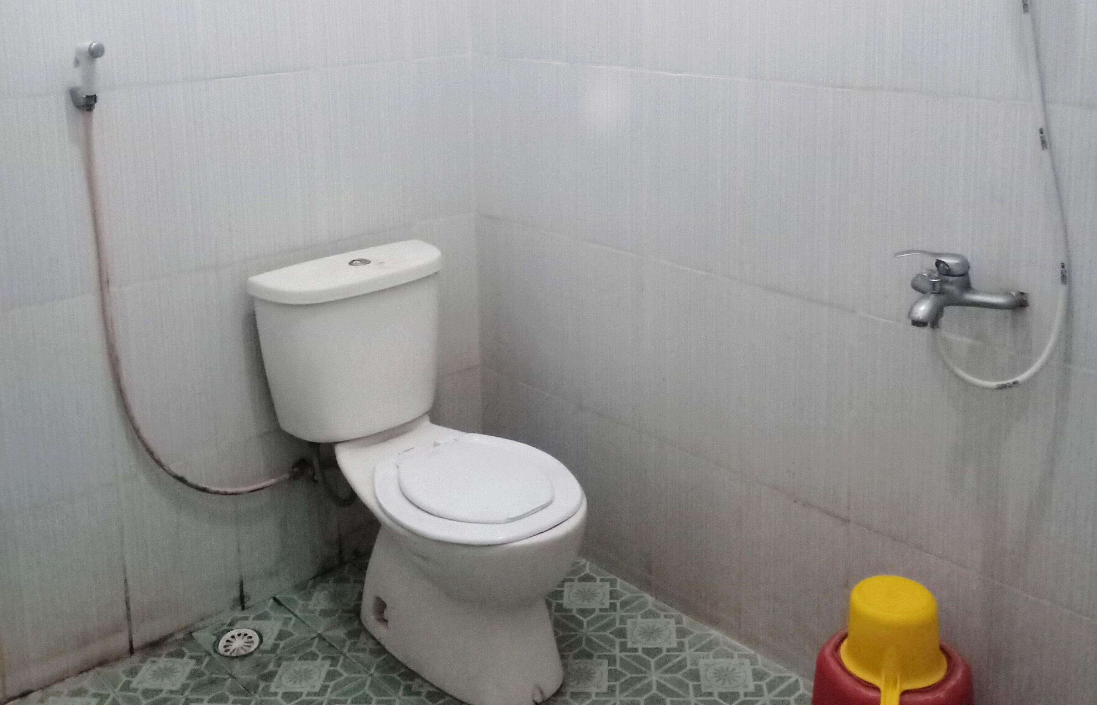 Ein kleines Badezimmer mit Toilette, Dusche und Waschbecken.