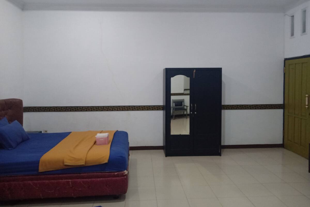 Desk, free WiFi, bed sheets