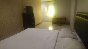 Laptop workspace, free WiFi, bed sheets - SZ Nine One (Medan)