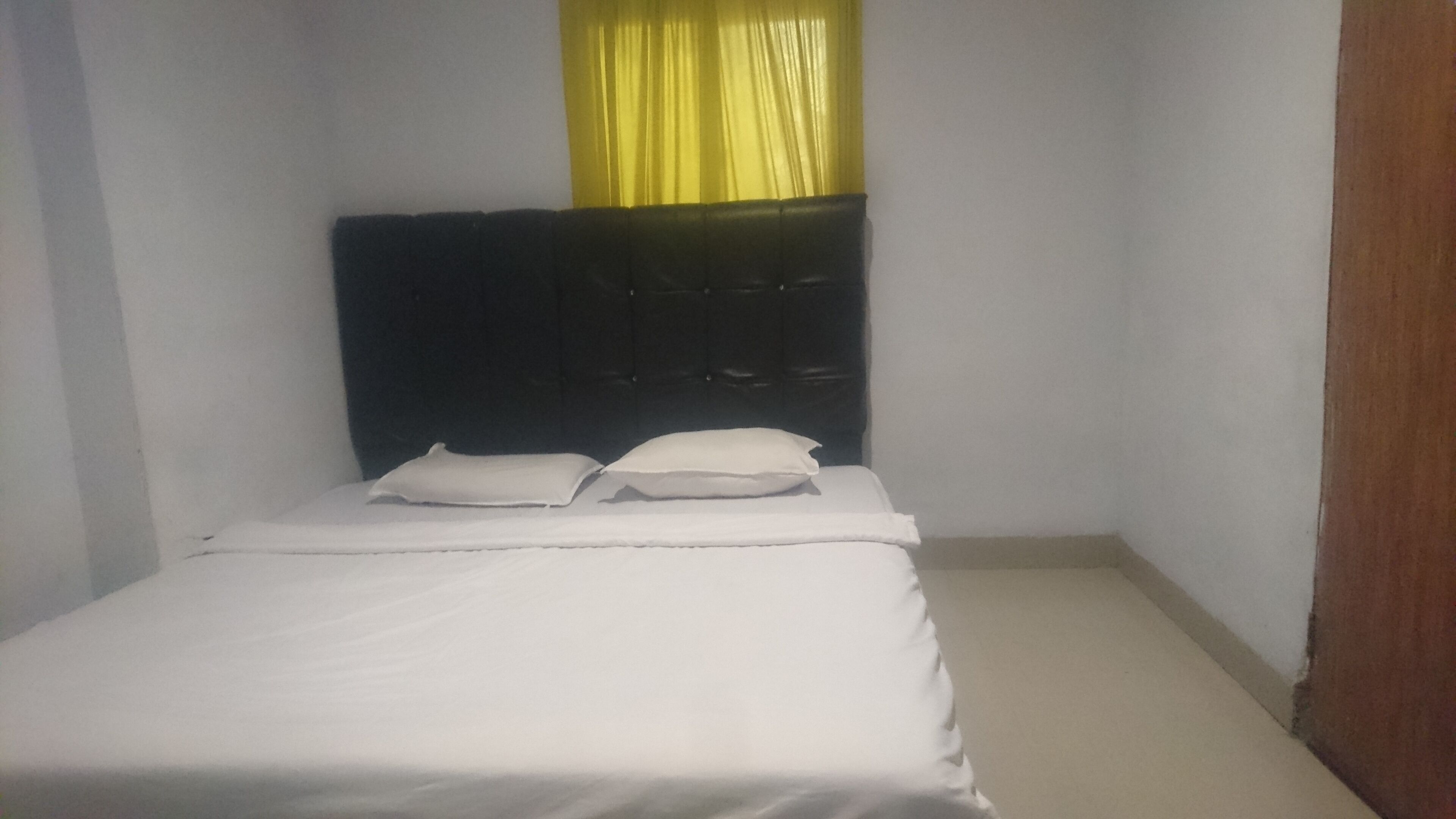 Laptop workspace, free WiFi, bed sheets