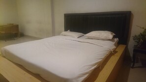 Laptopgeeigneter Arbeitsplatz, kostenloses WLAN, Bettwäsche