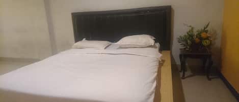 Espace de travail pour ordinateur portable, Wi-Fi gratuit, draps fournis