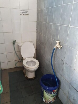 Kamar Standar | Kamar mandi | Shower dan handuk