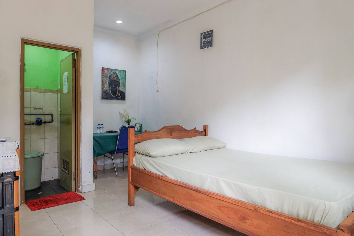 Desk, soundproofing, free WiFi, bed sheets