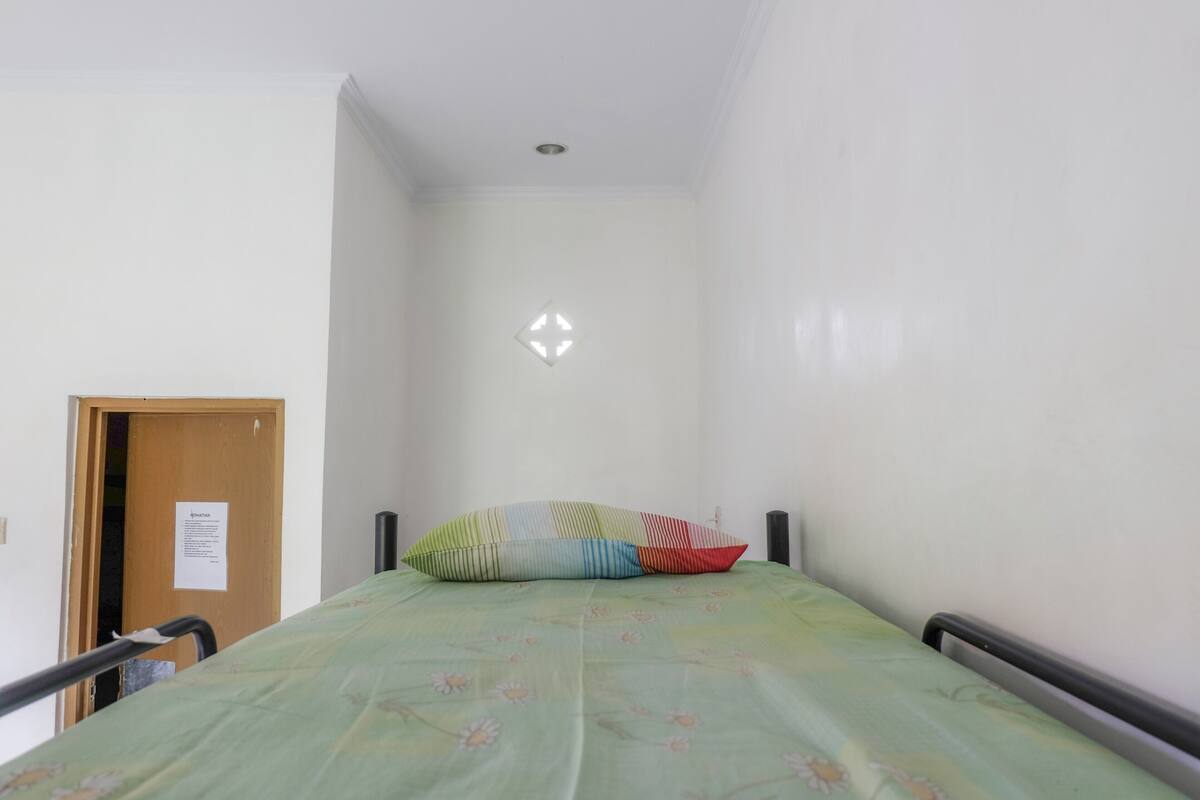 Desk, soundproofing, free WiFi, bed sheets