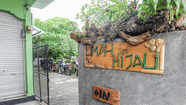 A sign with "LMAH HIJALU" and an arrow pointing left, indicating a direction. - Umah Hijau Tabanan (Tabanan)