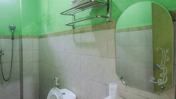 Un baño con ducha, inodoro y lavamanos.