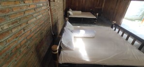 Kamar Keluarga | Ruang kerja ramah laptop dan seprai linen