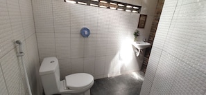 Douche, articles de toilette gratuits, serviettes fournies