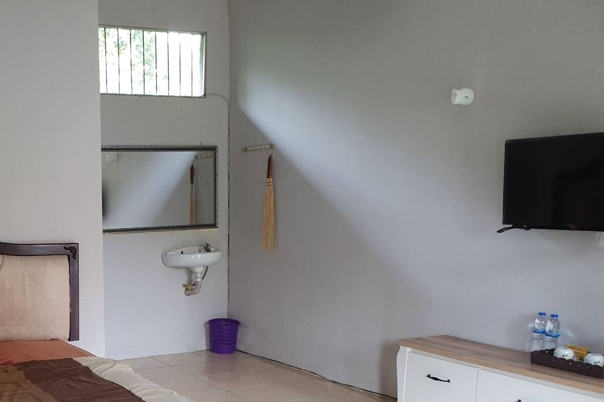 Deluxe Room, Private Bathroom | 8 bedrooms, bed sheets