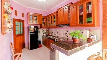 Stovetop, dishwasher, cookware/dishes/utensils