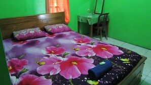 A bedroom with a bed, a desk, and a chair. - Losmen Kinasih Puncak & Gazebo Pandang by Zuzu (Parangtritis)