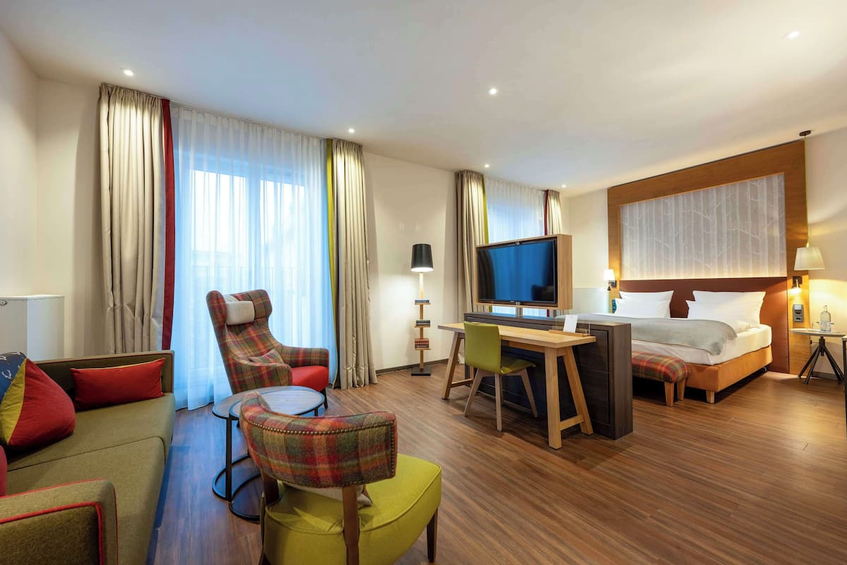 Standard Studio, 1 King Bed, Kitchen (Cozy Sitting Corner) | Hypo-allergenic bedding, in-room safe, individually furnished, desk