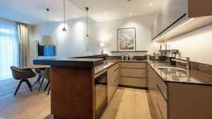 A modern kitchen with a central island, built-in appliances, and pendant lighting. - Anklamer Hof  (Anklam)