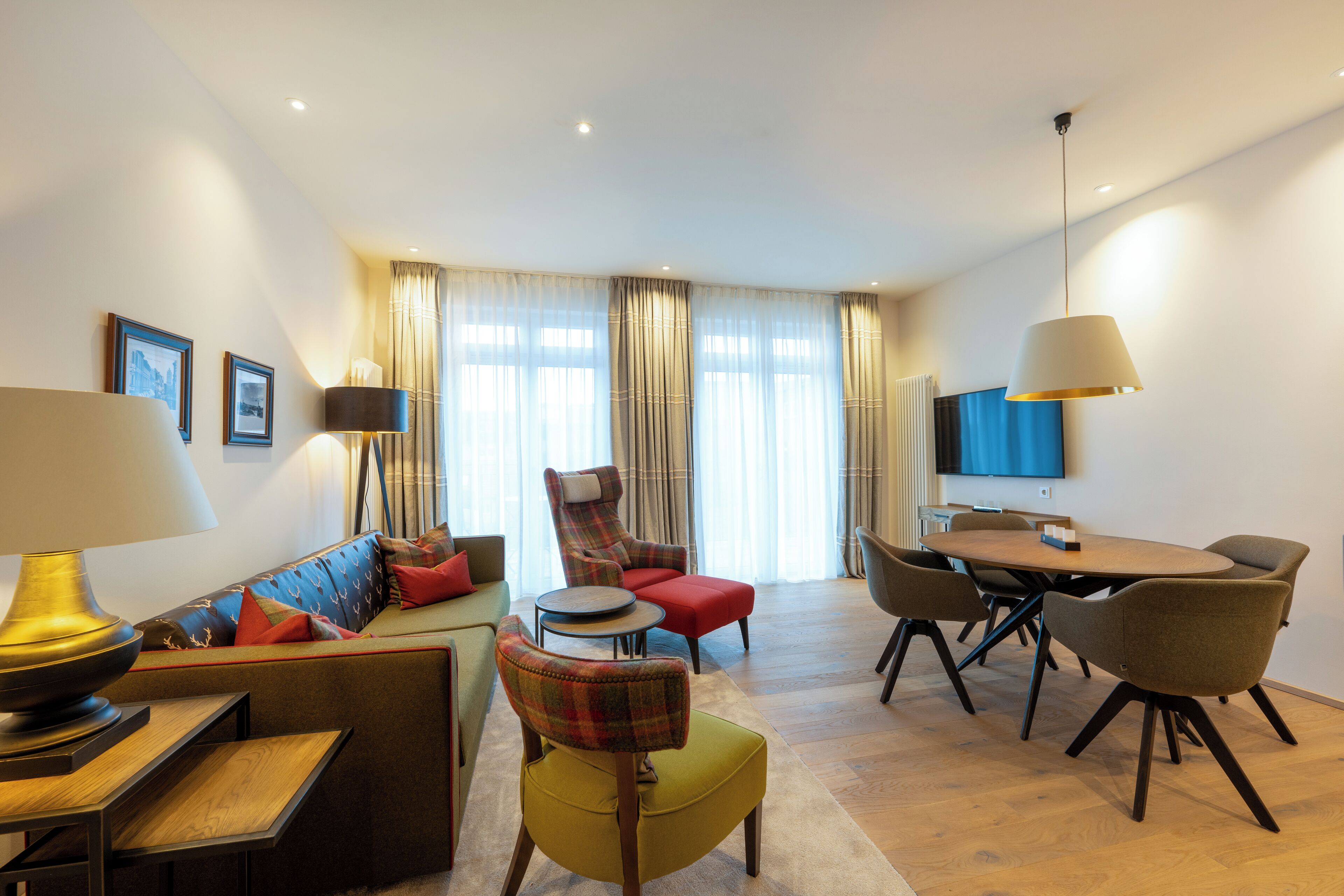 Deluxe-Suite | Allergikerbettwaren, Zimmersafe, individuell eingerichtet, Schreibtisch