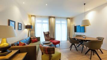 Deluxe-Suite | Allergikerbettwaren, Zimmersafe, individuell eingerichtet, Schreibtisch