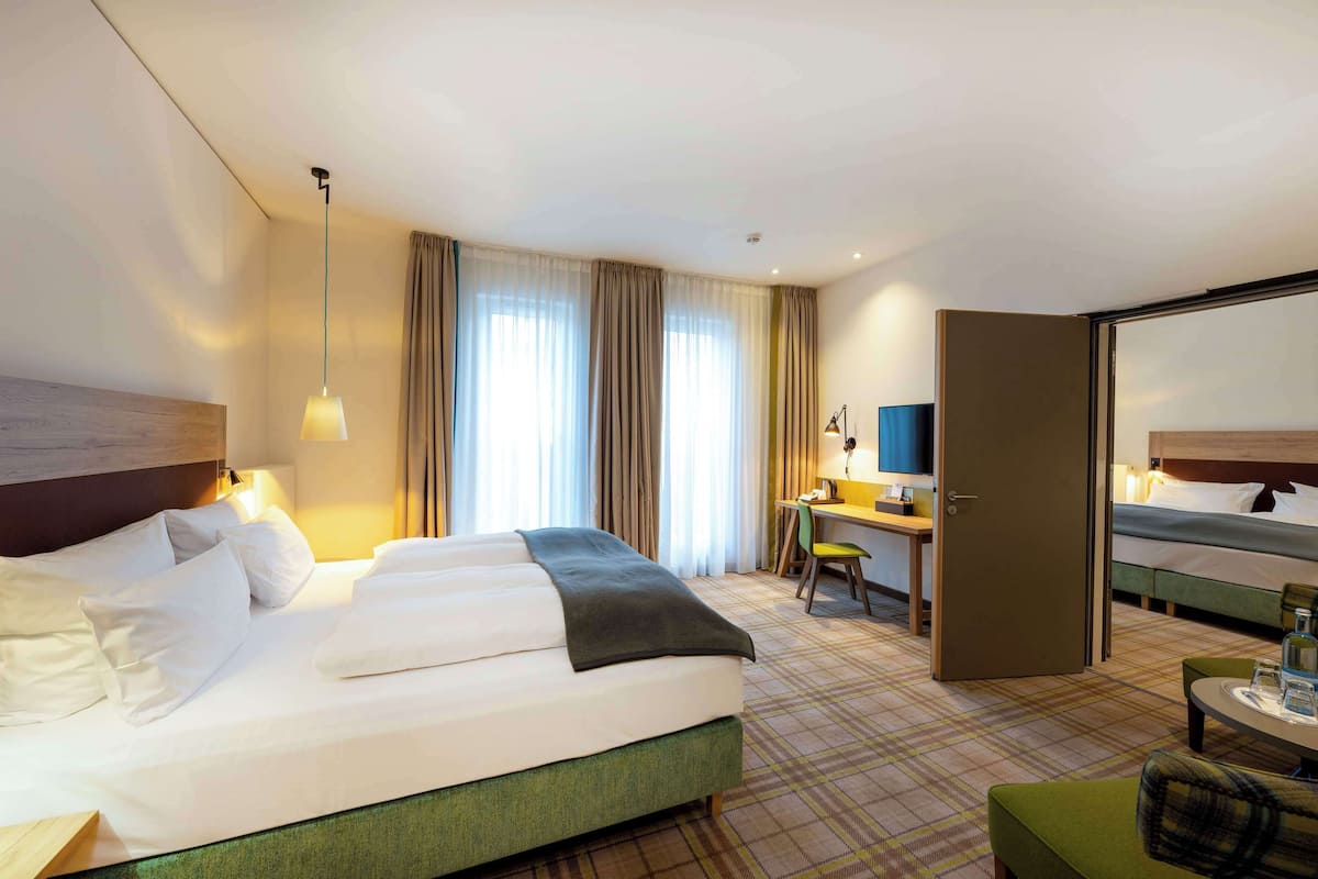 Kamar Standar, 1 Tempat Tidur Queen | Seprai antialergi, brankas, dan dilengkapi dengan perabotan berbeda-beda