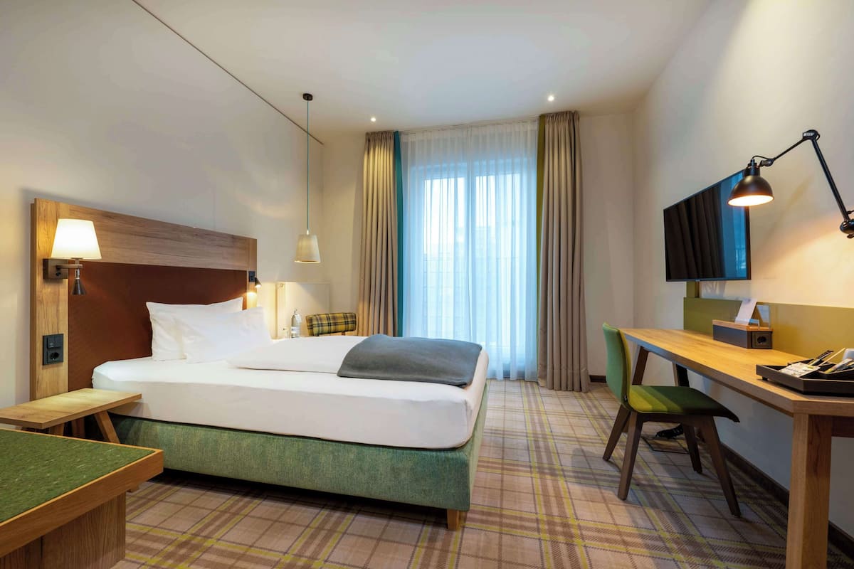 Standard Room, 1 Twin Bed | Hypo-allergenic bedding, in-room safe, individually furnished, desk